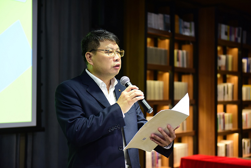 廣西師范大學(xué)出版社集團(tuán)有限公司黨委書記、董事長(zhǎng)張藝兵致辭（李顯楊 攝）.jpg