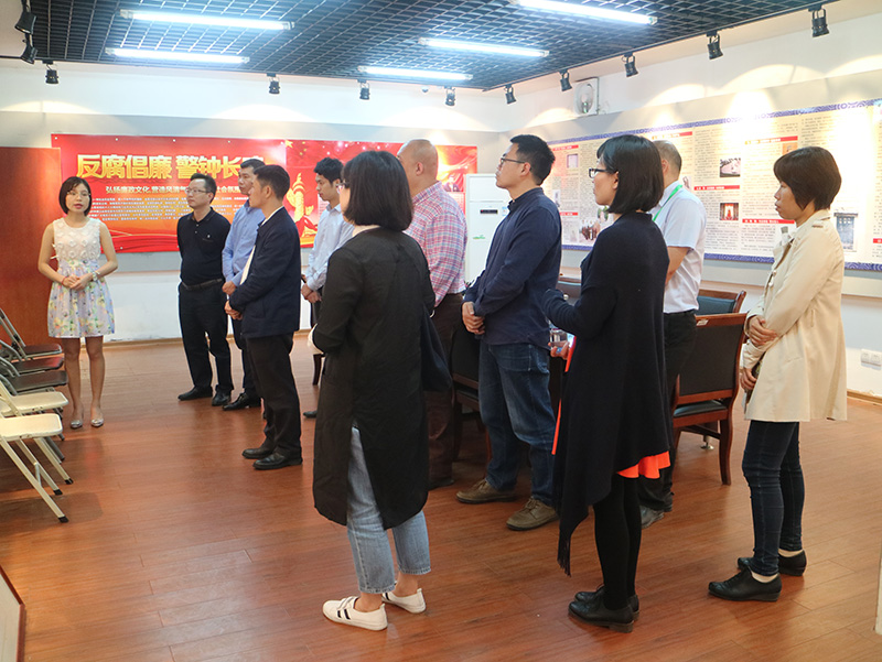 參觀學(xué)校廉政文化基地.JPG