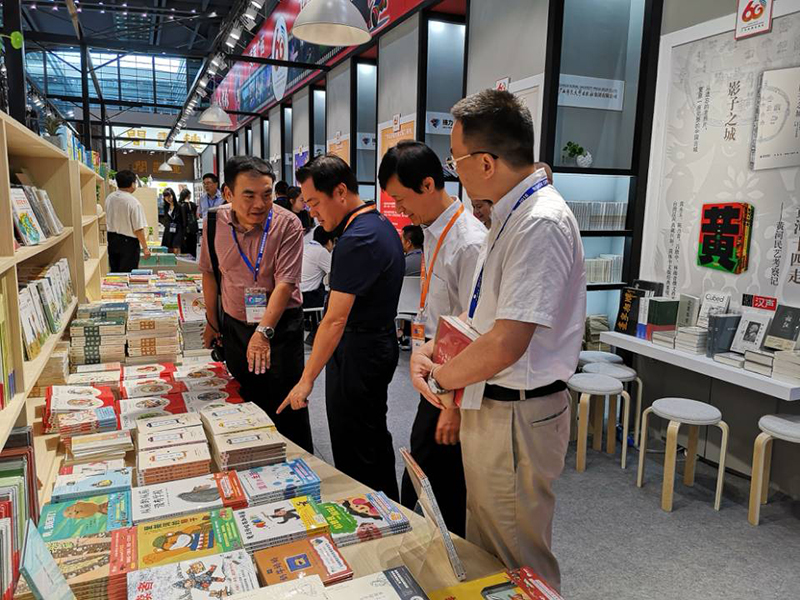 自治區(qū)政協(xié)科教文衛(wèi)體委員會(huì)主任委員彭綱（左二），自治區(qū)新聞出版廣電局黨組成員、副局長(zhǎng)朱為范（右二）到集團(tuán)公司展位視察.jpg
