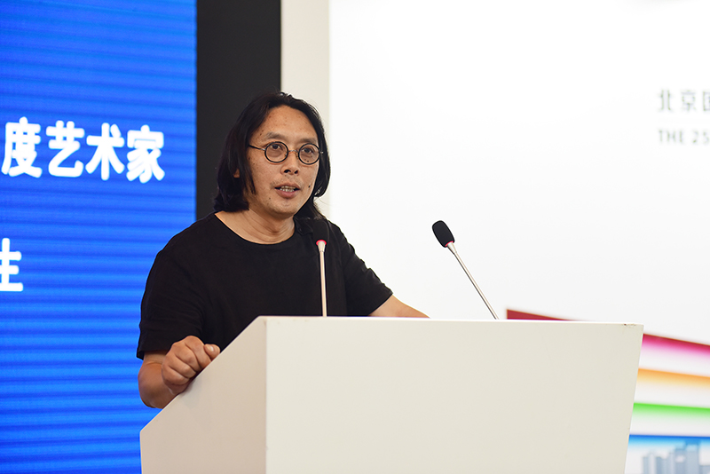 書籍裝幀設(shè)計師、圖書策劃人、南京師范大學書文化研究中心主任朱贏椿.JPG