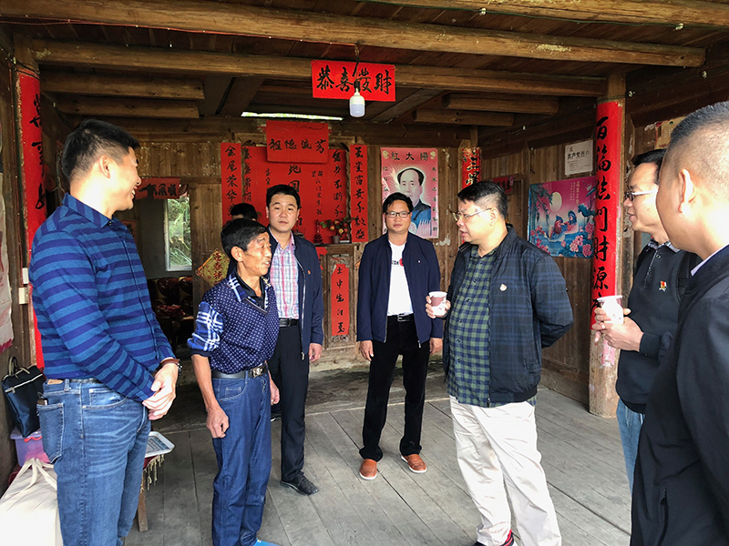 1集團公司黨委書記、董事長張藝兵與對口幫扶家庭村民羅富書親切交談.jpg