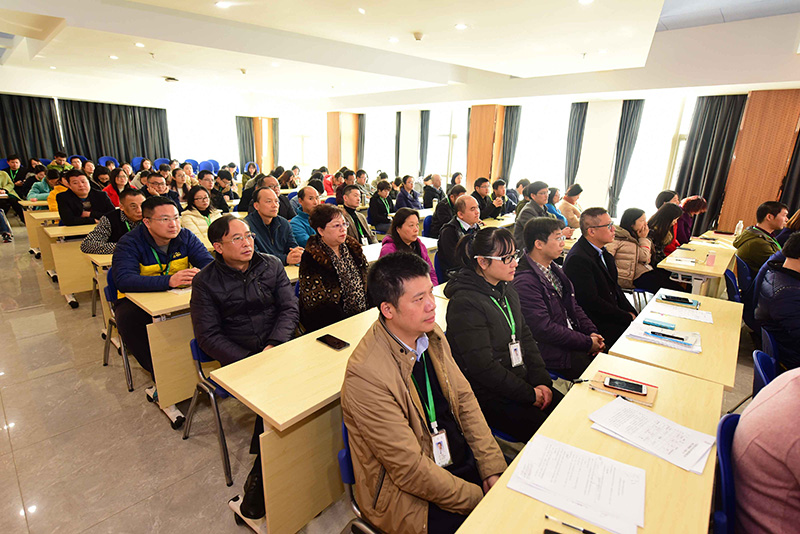 出版社集團(tuán)組織全體員工收看改革開(kāi)放40周年大會(huì).jpg