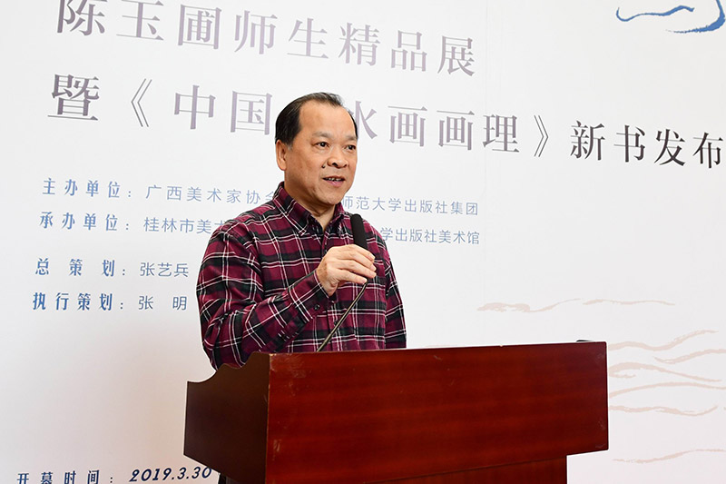 4.廣西師范大學(xué)原副校長(zhǎng)、桂林市美術(shù)家協(xié)會(huì)名譽(yù)主席白曉軍宣布畫展開(kāi)幕（李顯楊攝）.JPG