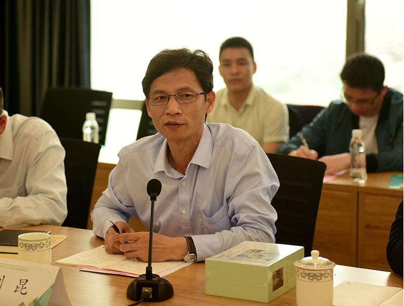光明日報高級記者、文摘報總編輯、中國文摘報研究會會長劉昆發(fā)言（廖茹畫攝）.jpg