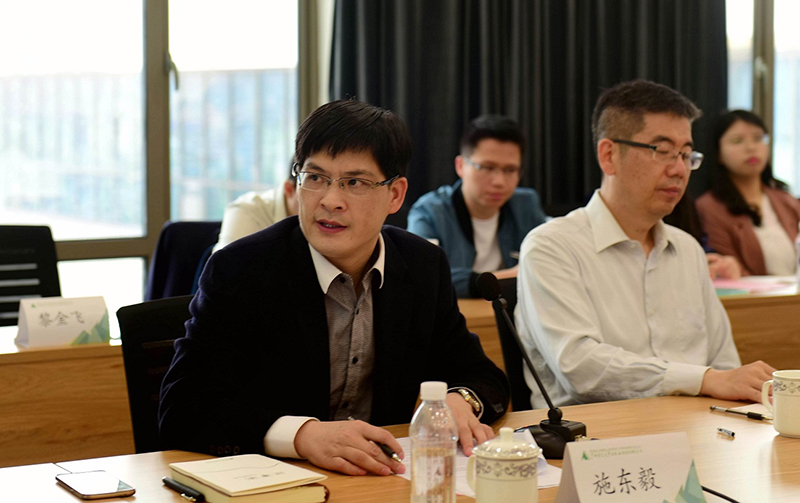 廣西師范大學出版社集團有限公司副總裁施東毅主持研討會（廖茹畫攝）.jpg