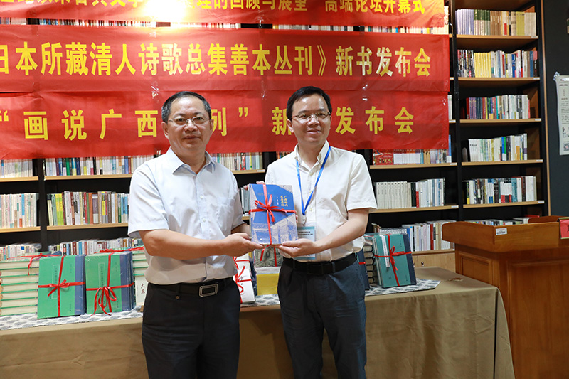 廣西師范大學(xué)出版社向玉林師范學(xué)院贈書（孔小東攝）.jpg