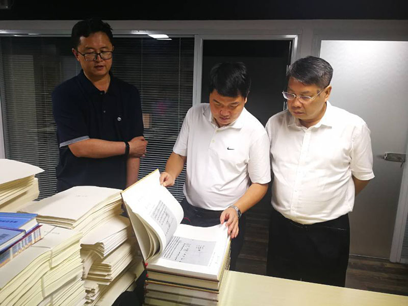 校黨委常委、總會計師李英利（左二）在內(nèi)蒙古公司北京出版中心檢查工作.jpg