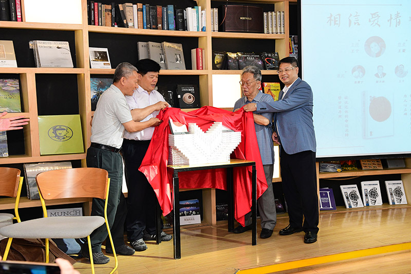 王蒙、聶震寧、鄔書(shū)林、張藝兵共同為《生死戀》新書(shū)揭幕（李顯楊 攝）.jpg