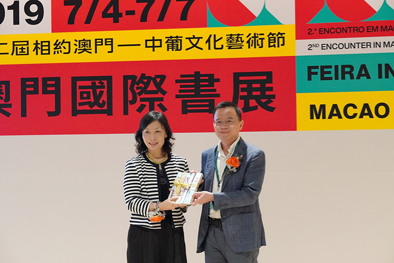 廣西師范大學(xué)出版社集團總編輯湯文輝向澳門文化局局長穆欣欣贈書.jpg