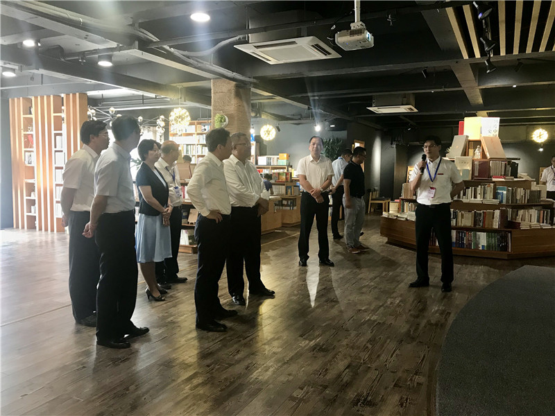 領導們聽取廣西師范大學出版社集團副總裁施東毅對獨秀書房的介紹 (1).jpg