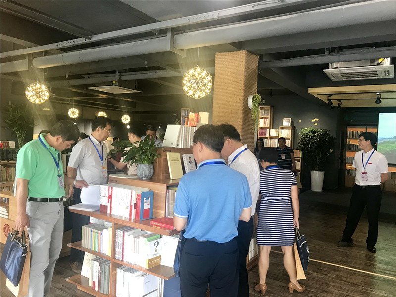 領導們參觀獨秀書房·育才店 (1).jpg