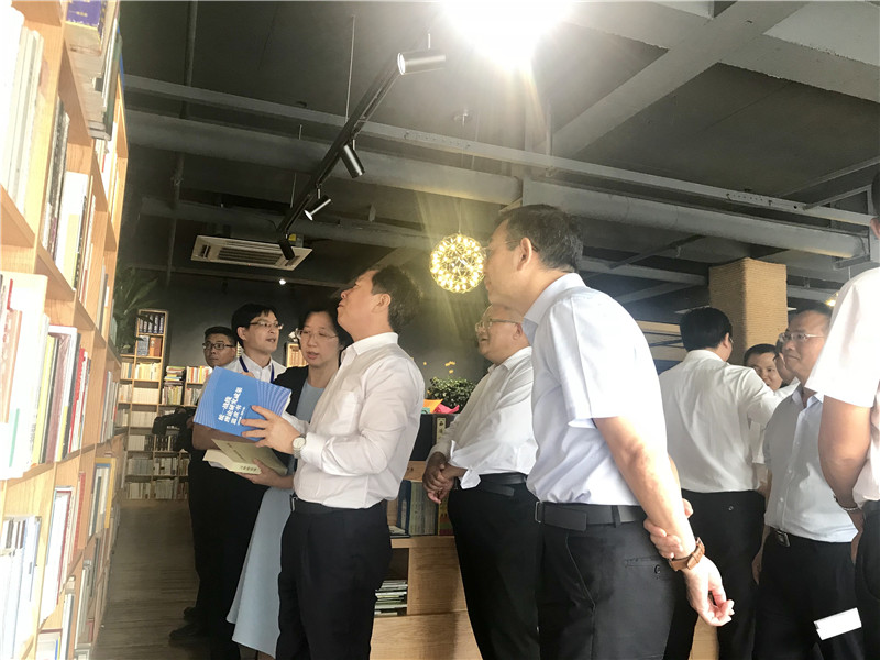 領導們參觀“統(tǒng)戰(zhàn)書架”、“廉政書架” (2).jpg