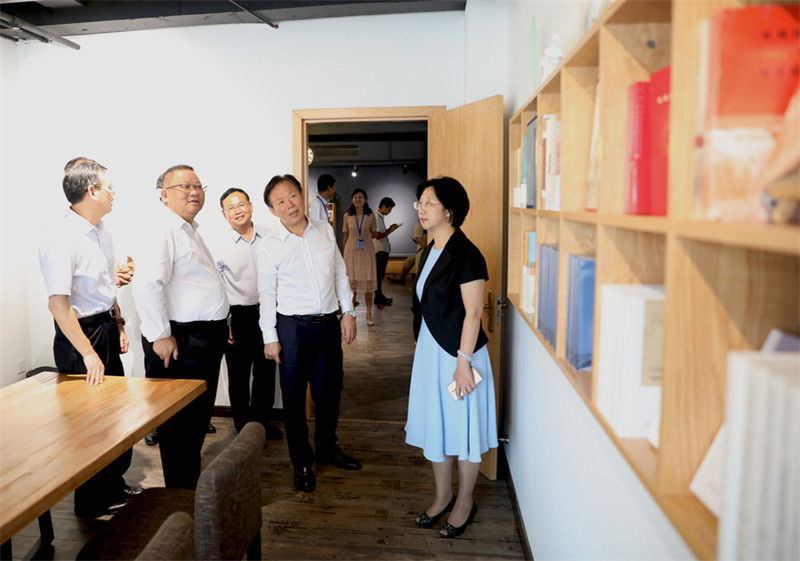 領導們參觀獨秀書房·育才店統(tǒng)戰(zhàn)理論學習室（圖片來源：廣西師范大學官網）.jpg