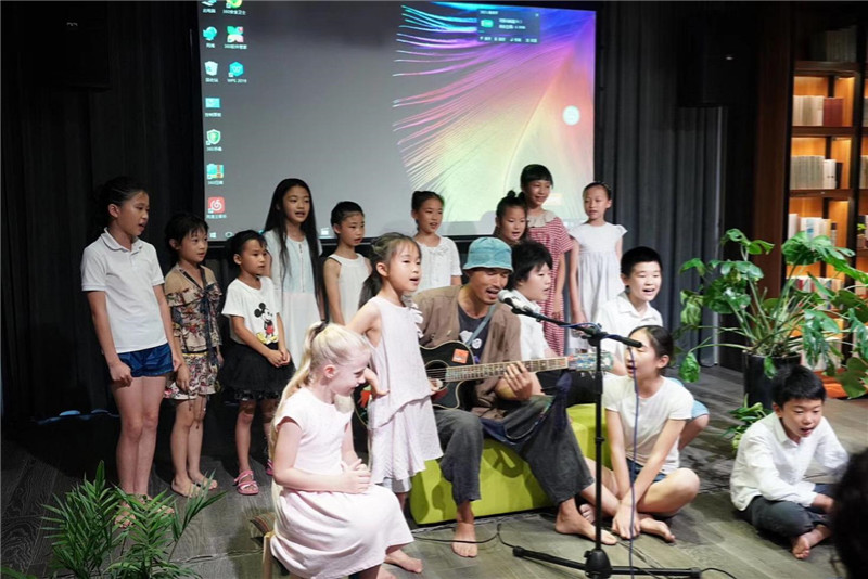 岜農(nóng)與森林谷小學(xué)彈唱會(huì)及《低頭種地，抬頭唱歌》新書(shū)發(fā)布.jpg