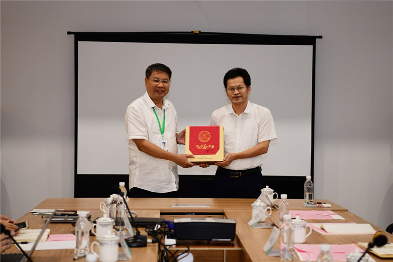 贈書儀式 李顯楊 攝_副本.jpg