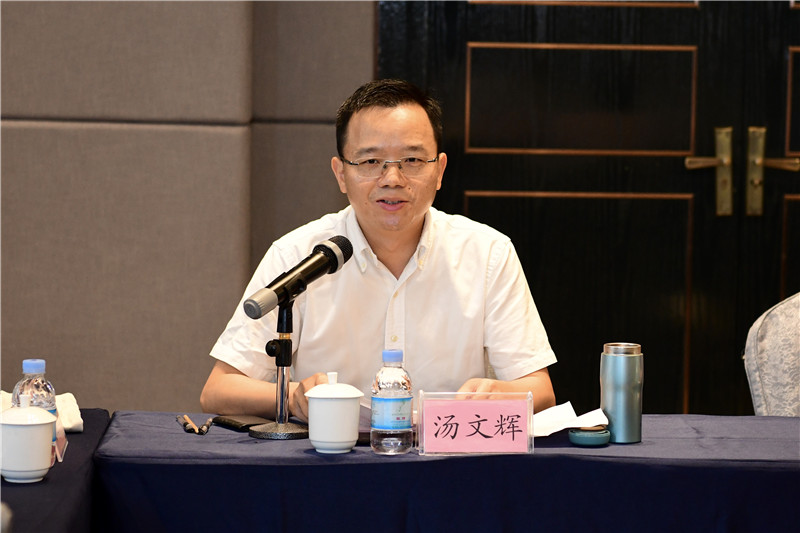 廣西師大出版社集團(tuán)黨委副書記、總編輯湯文輝主持會議.jpg