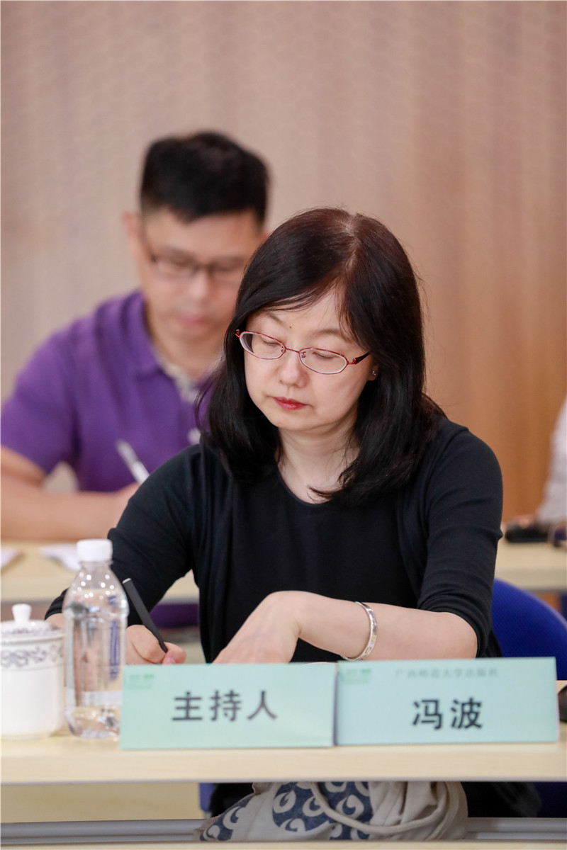 廣西師范大學出版社副總編輯馮波主持年會.jpg
