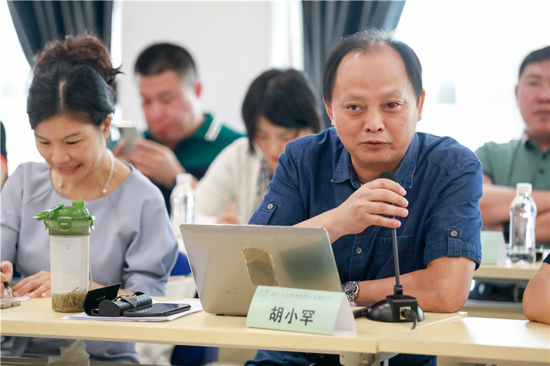 浙江人民美術出版社社長胡小罕分享浙江人美的市場選擇與實踐經(jīng)驗.jpg