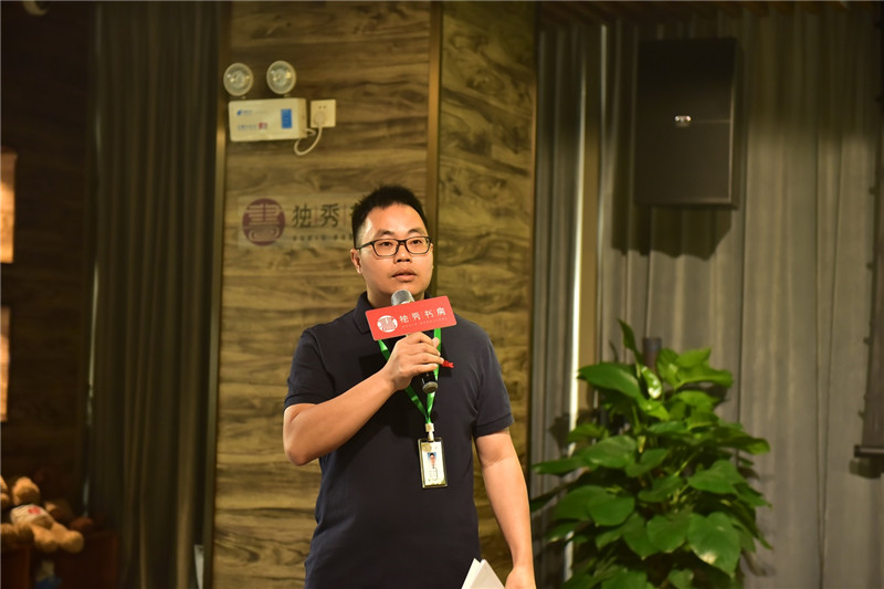 廣西師范大學(xué)出版社文藝分社社長羅財勇介紹新近出版的好書  秦念攝.JPG