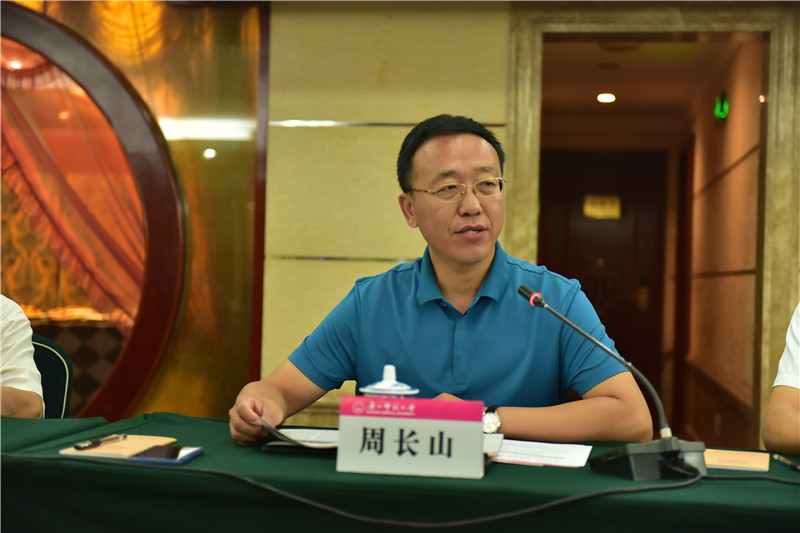 廣西師范大學(xué)教務(wù)處處長、《廣西通史》（十卷本）主編周長山教授介紹編撰情況（郭倩 攝）.JPG