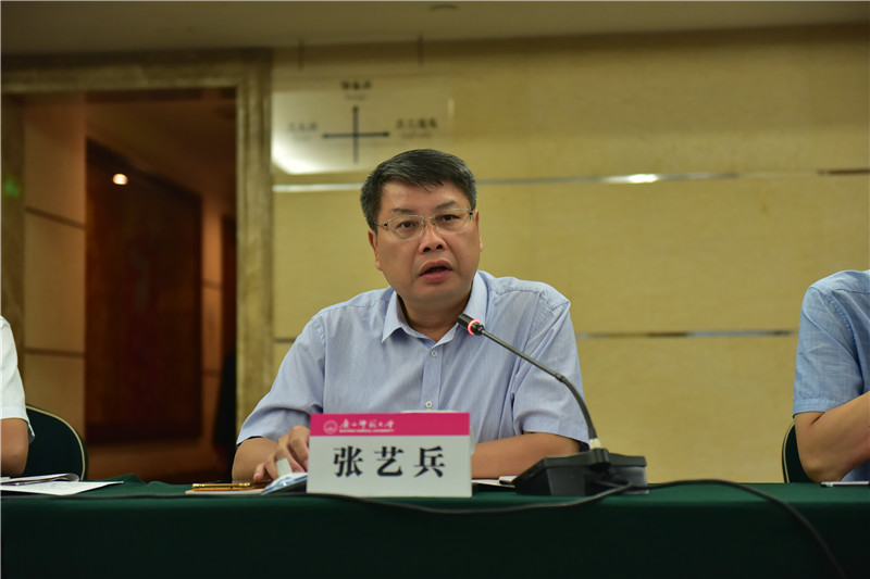 廣西師范大學(xué)出版集團有限公司黨委書記、董事長張藝兵介紹《廣西通史》（十卷本）出版情況 （郭倩 攝）.JPG