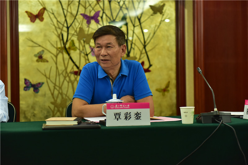 廣西壯學(xué)會會長、廣西民族研究中心研究員覃彩鑾發(fā)言（郭倩 攝）.JPG