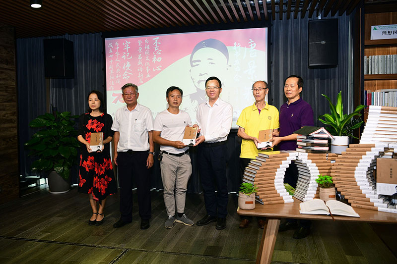 向灌陽縣史志辦、縣新華書店、唐景崧后人代表贈書（左起灌陽縣史志辦主任史秋瑩，作者文崇禮，灌陽縣新華書店經理劉毅，廣西師大出版社黨委副書記、總編輯湯文輝，唐氏后人代表唐國光，桂林市政協(xié)副主席王德明）（李顯楊攝）.JPG