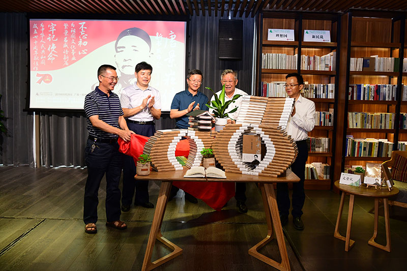 新書揭幕（左起灌陽縣人大常委會副主任袁高明，廣西師大校黨委常委、紀委書記莫坷，桂林市社科聯(lián)主席隆斌，作者文崇禮，廣西師大出版社黨委副書記、總編輯湯文輝）（李顯楊攝）.JPG