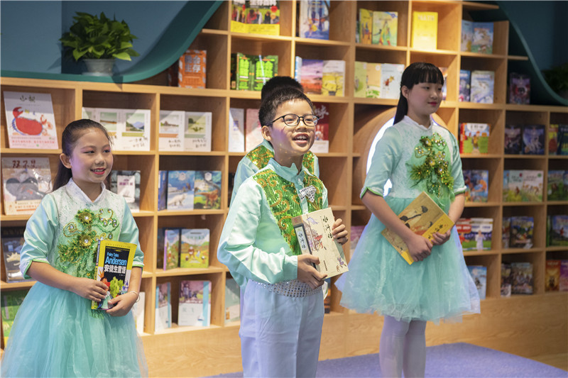 卓然小學學生現(xiàn)場表演詩歌朗誦《一路書香，一路陽光》2（李顯楊攝）.jpg