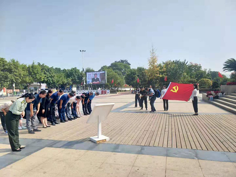 向中央紅軍長征出發(fā)紀(jì)念碑敬獻(xiàn)花籃.jpg