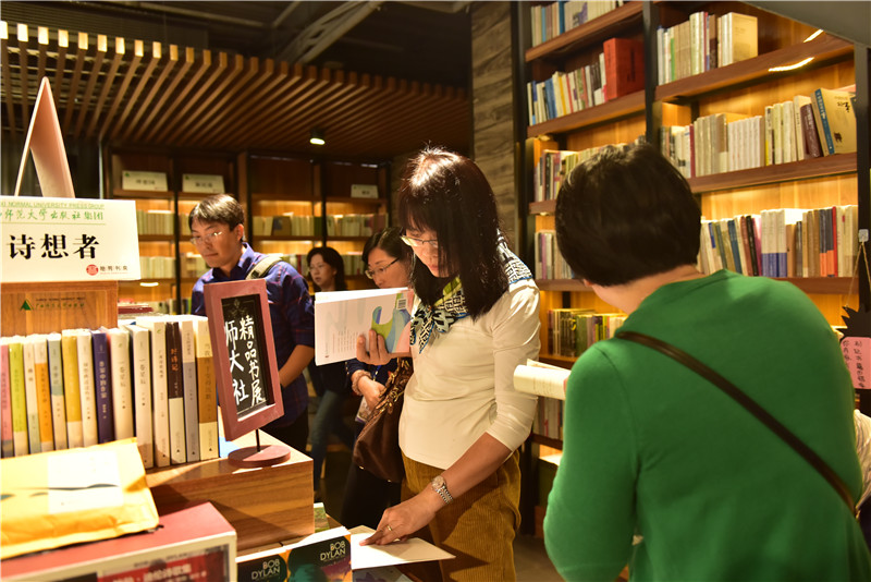 與會嘉賓參觀獨秀書房旗艦店 （秦念 攝） (2).JPG