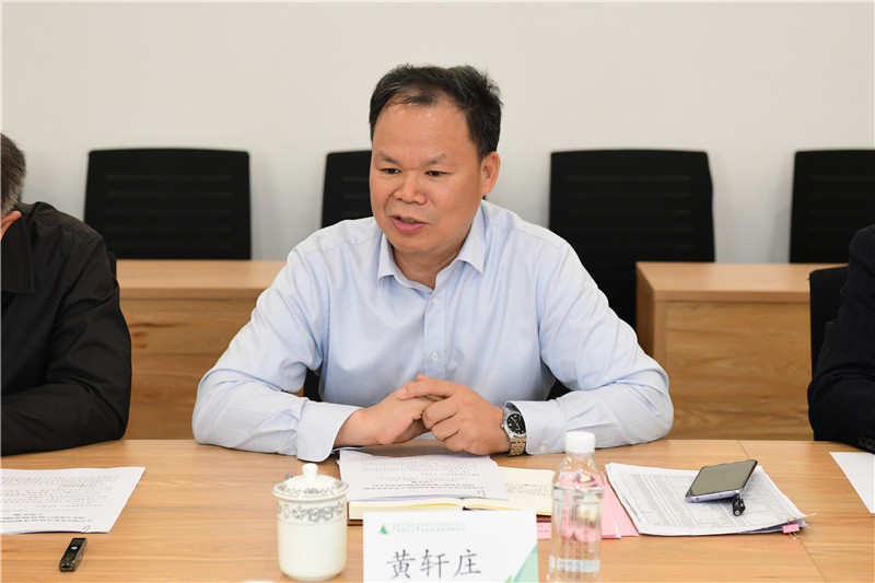 集團(tuán)公司黨委書記、董事長(zhǎng)黃軒莊作工作匯報(bào).jpg