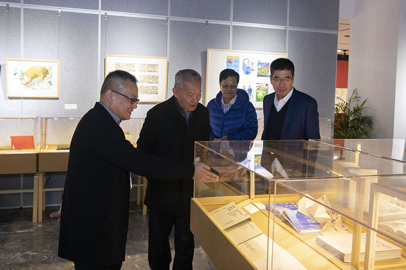 9.國家新聞出版廣電總局原副局長、中國出版協(xié)會常務(wù)副理事長鄔書林（左二）先生參觀展覽（李顯楊攝）.jpg