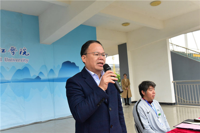 3廣西師范大學(xué)黨委常委、集團(tuán)公司黨委書記、董事長黃軒莊宣布比賽開幕（秦念  攝）.JPG