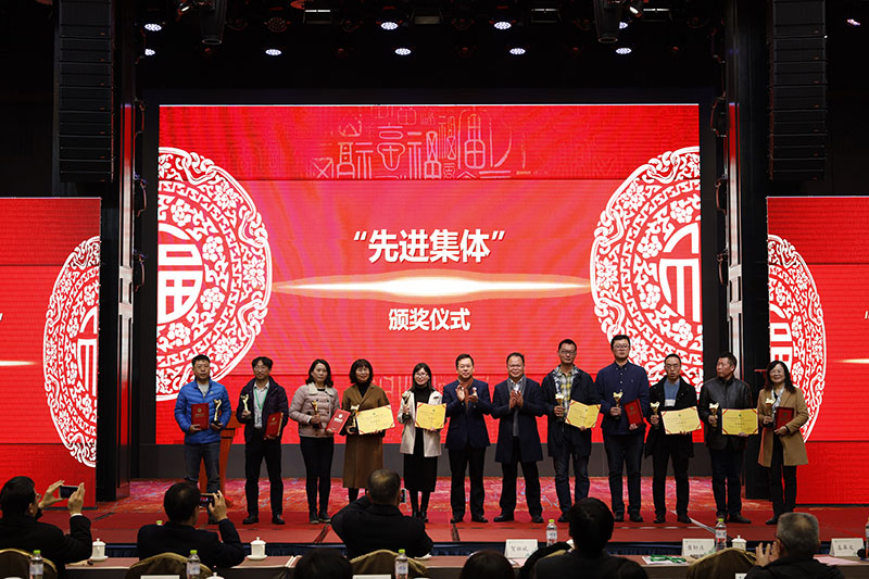 校長賀祖斌，集團公司黨委書記、董事長黃軒莊為先進集體頒獎.jpg