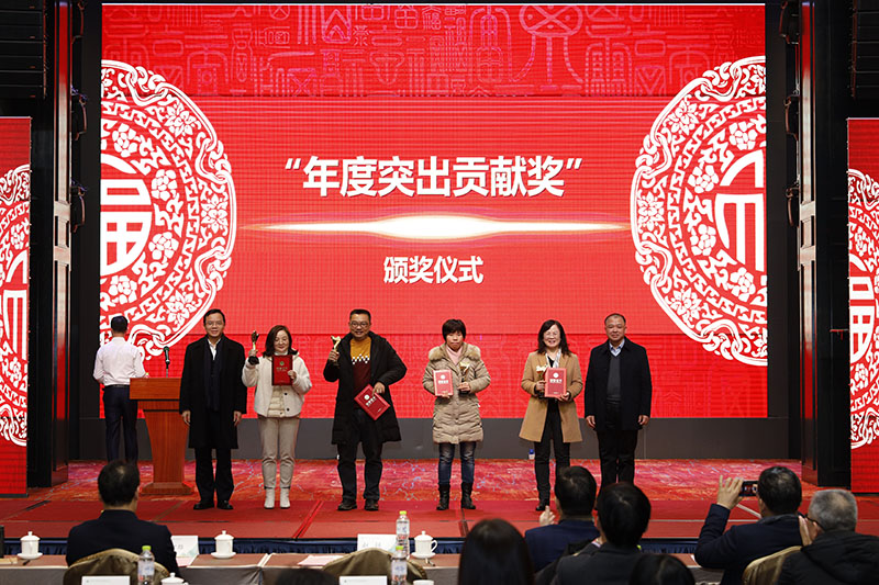 校黨委副書記趙鐵，集團公司黨委副書記、總編輯湯文輝為年度突出貢獻獎頒獎.jpg