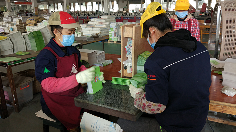 社網(wǎng)站5專心致志做好質量檢查并清點數(shù)量（黃志攝）.jpg