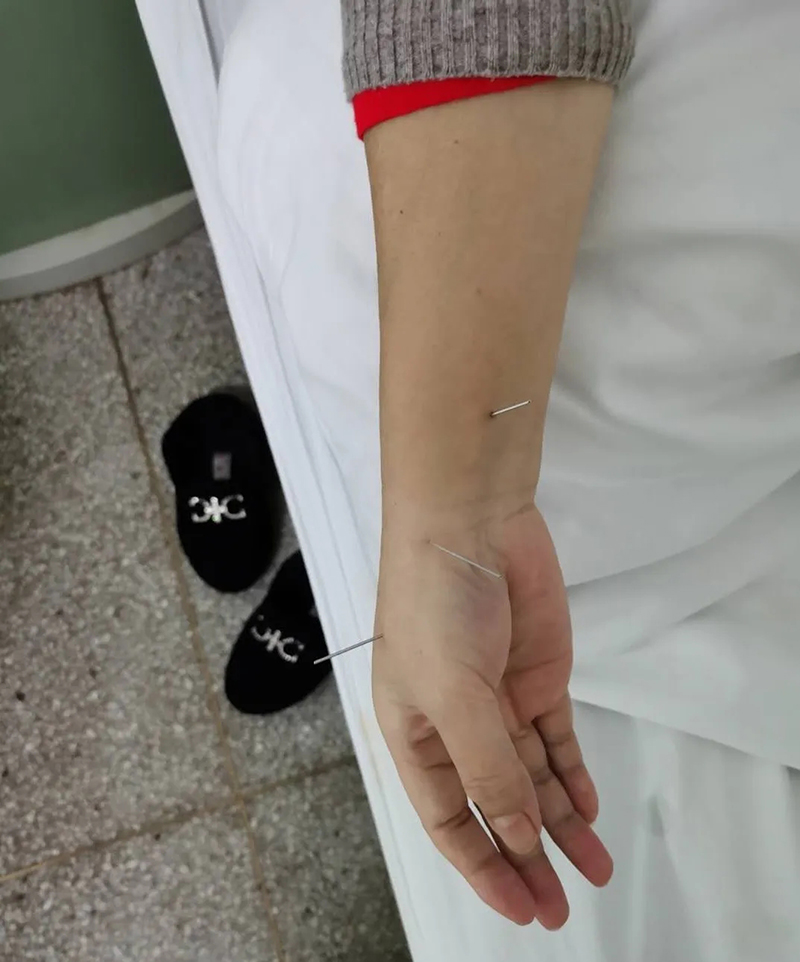 劉力紅對(duì)患者展開中醫(yī)治療800（圖片來源：同有三和基金會(huì)）.jpg