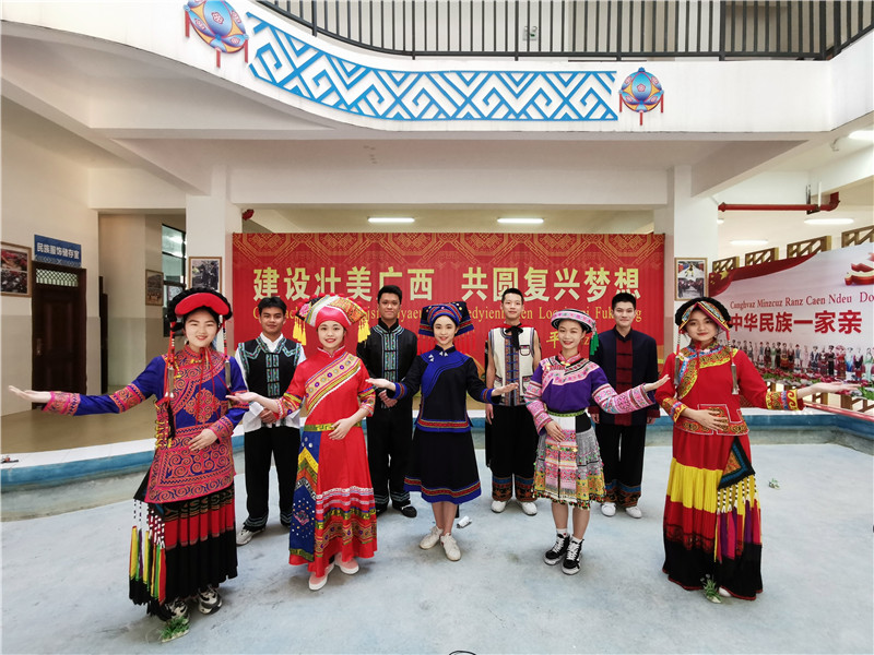百色民族高級中學(xué)學(xué)生身穿少數(shù)民族服飾，分別用代表方言解讀詩歌《繡袈裟衣緣》（黃立情 攝）.jpg