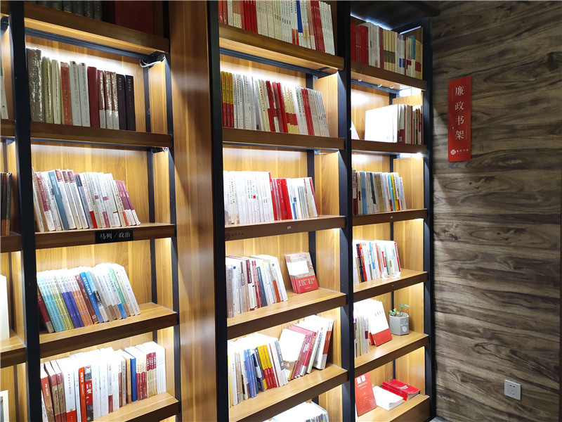 2獨秀書房“廉政書架”（孟彥名攝）.jpg