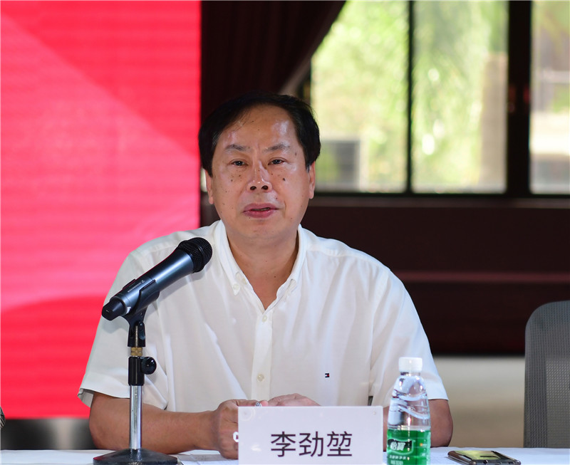 2中國美術(shù)家協(xié)會(huì)副主席、廣東省文聯(lián)主席、廣東省美術(shù)家協(xié)會(huì)主席、廣州美術(shù)學(xué)院院長(zhǎng)李勁堃致辭（秦念 攝）.JPG