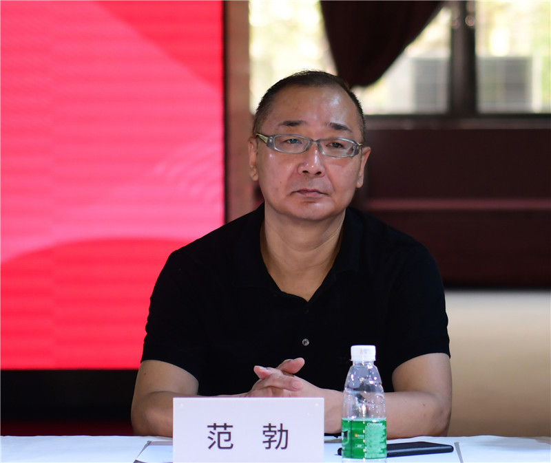 廣州美術(shù)學(xué)院副院長(zhǎng)范勃出席本次簽約儀式.JPG