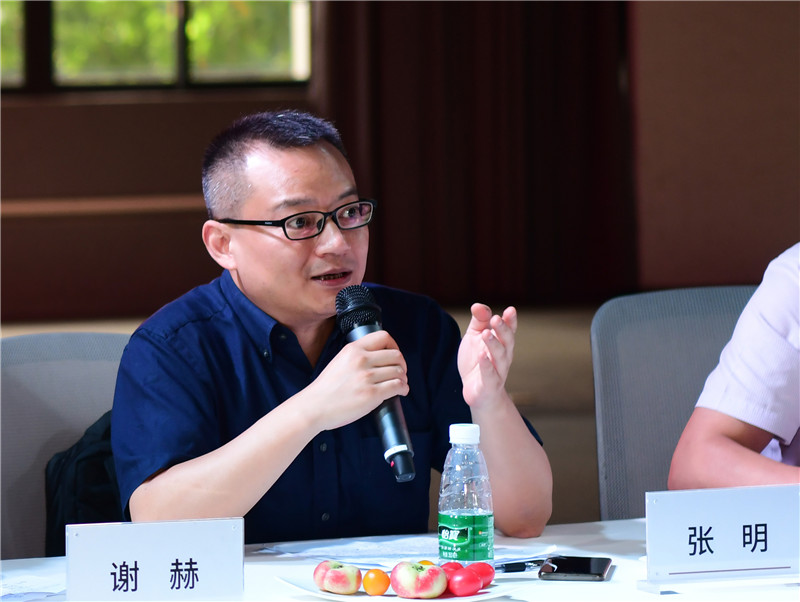 廣西師范大學(xué)出版社美術(shù)館館長(zhǎng)、美術(shù)分社總編輯張明出席簽約儀式（秦念 攝）.JPG